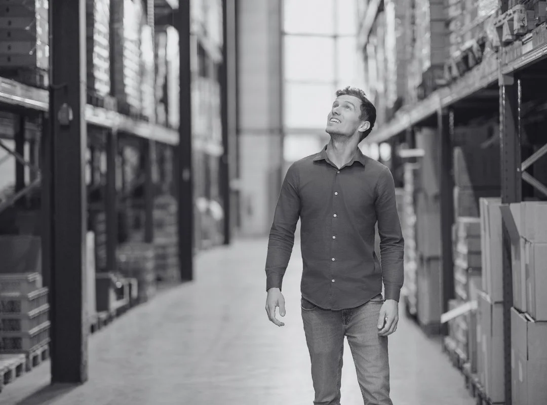 Wouter loopt door het magazijn