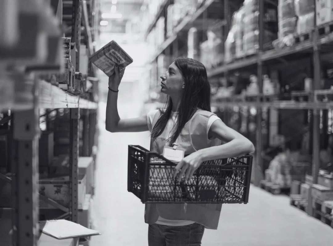 Een vrouw aan het orderpicken