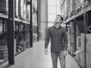 Wouter loopt door het magazijn